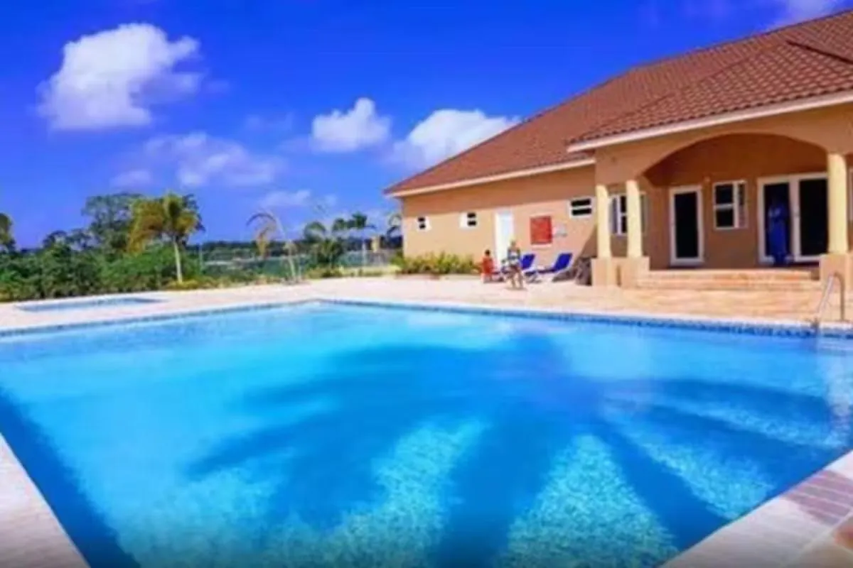 The Manor Apartment Steer Town 0*,  Jamaica